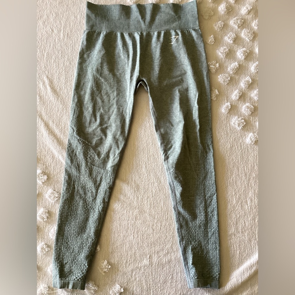 Gymshark  Light green  active leggings  
Size tag missing see dimensions
D2